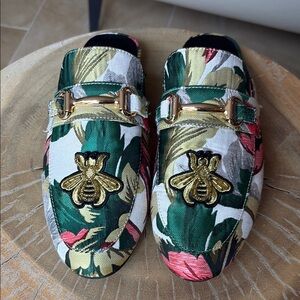 Steve Madden Green and Cream Flats with Gold Detail